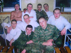 Сослуживцы Сивякова (он справа в белой рубахе). Фото с сайта pda.kp.ru (С)