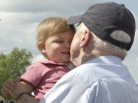 Джон Маккейн c ребенком. Фото с сайта yahoo.com