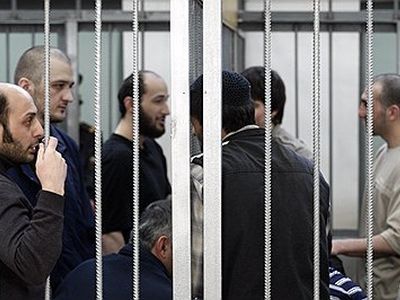 Клетка с осужденными. Фото: Кommersant.ru 