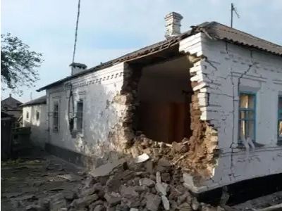 Обстрелянный дом в Сартане (Мариуполь), 17.8.15. Фото: МВД Украины