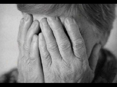 Пожилая женщина, пенсионерка закрывает лицо руками. Фото: newsibiria.ru