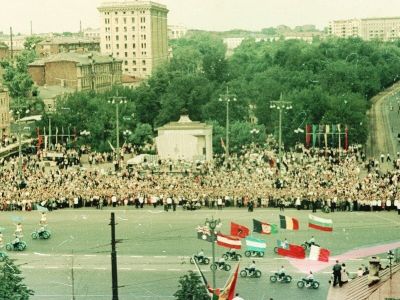Открытие Всемирного естиваля молодежи и студентов, 1957 г., вид с Цветного бульвара. Фото: Л.Николаев, cameralabs.org