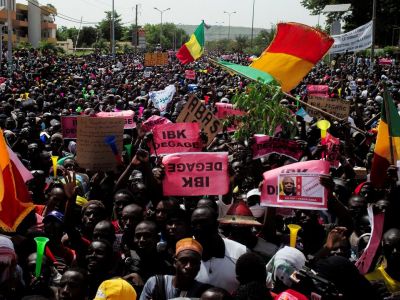 Сторонники имама Махмуда Дико требуют отставки президента Мали Ибрагима Бубакара Кейты на площади Независимости в Бамако, Мали, 19 июня 2020 год. Фото: Matthieu Rosier / Reuters