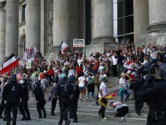 Демонстранты в Берлине штурмуют здание Рейхстага. Фото: Sandra Saatmann / WELT