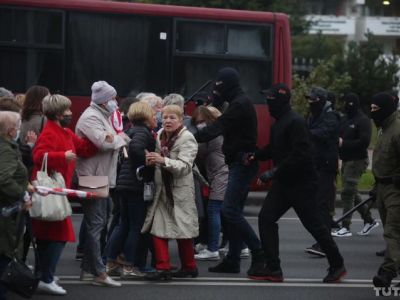 Столкновения силовиков с пенсионерами в Минске. Фото: TUT.BY