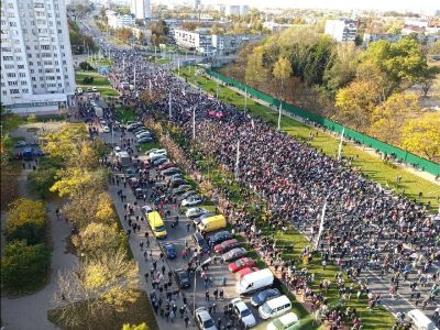 Вид с высоты на колонну протестующих на площади Ванеева и у станции метро "Партизанская". Фото: TUT.BY
