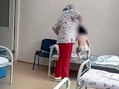 Медсестра избивает ребенка в больнице Новосибирска