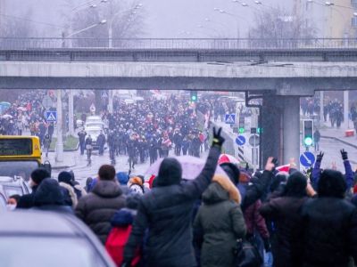Встреча двух колонн протестующих, Минск, Уручье, 29.11.2020. Фото: @natbelographic