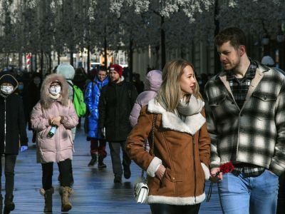 Прохожие на Никольской улице в Москве. Фото: Евгений Одиноков / РИА Новости