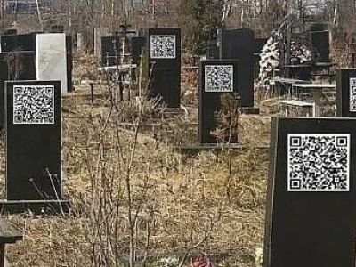 Кладбище с qr-кодами. Коллаж: t.me