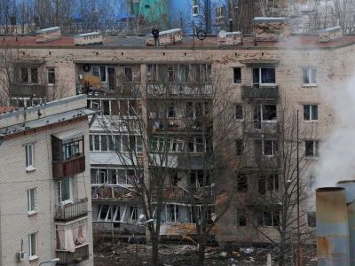 Многоэтажный жилой дом, поврежденный после предполагаемой атаки дрона в Санкт-Петербурге, 2 марта 2024. Фото: Reuters